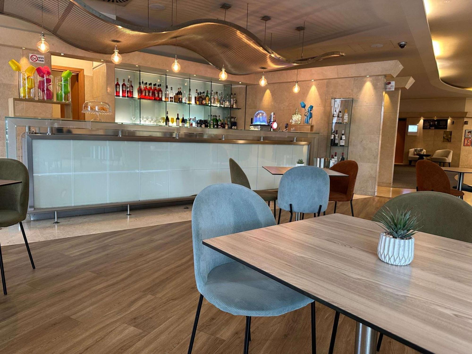 Novotel Roma Est Esterno foto