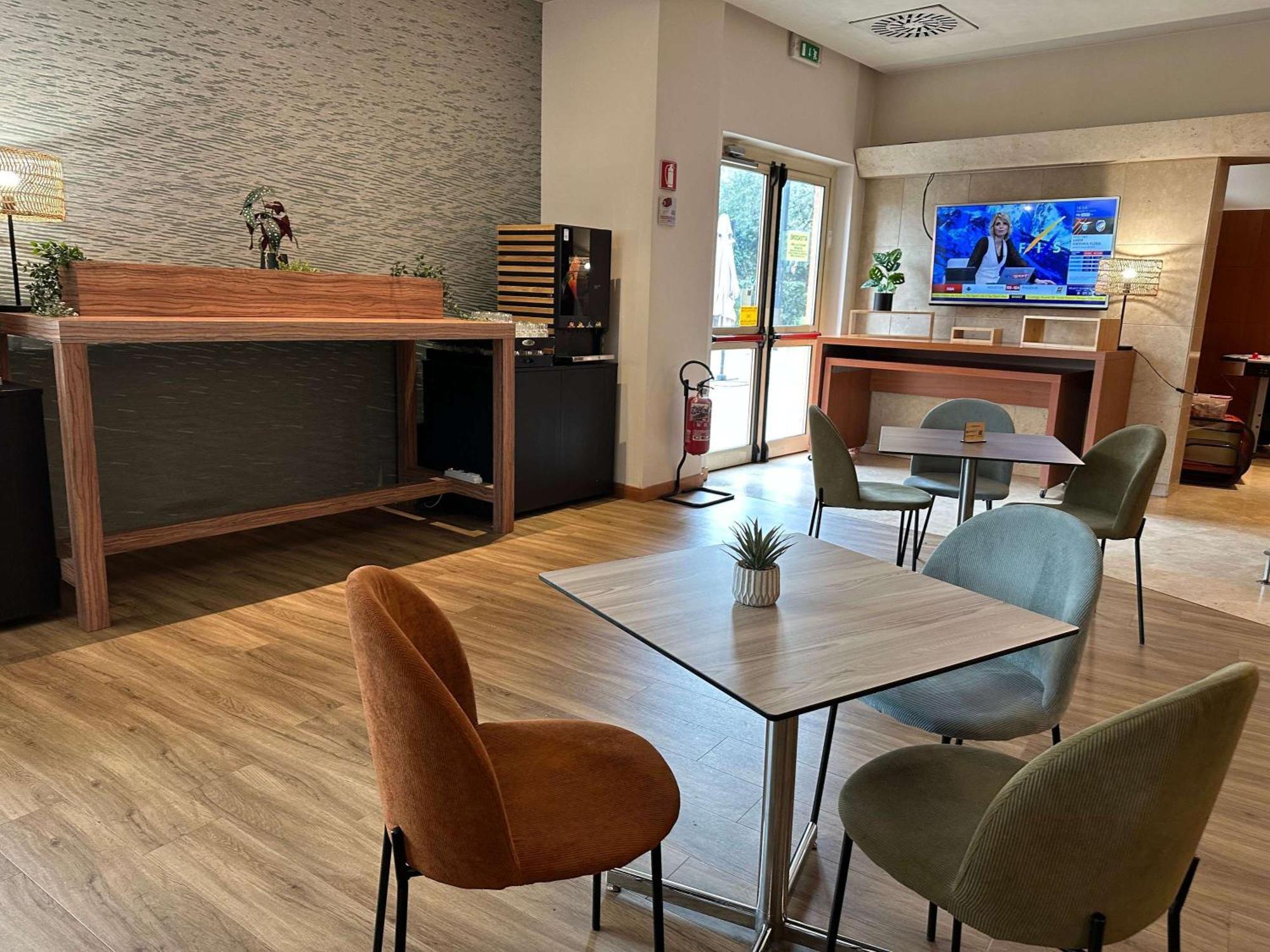 Novotel Roma Est Esterno foto