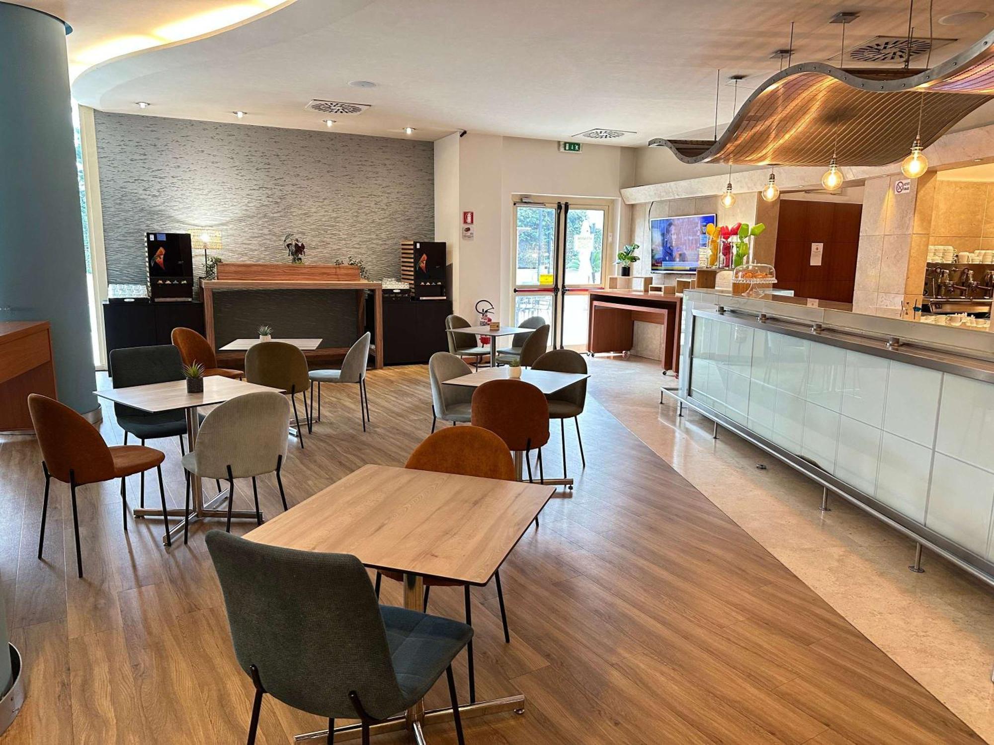 Novotel Roma Est Esterno foto