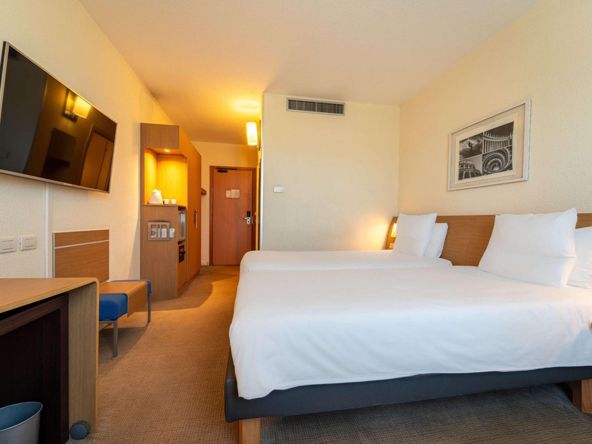 Novotel Roma Est Esterno foto