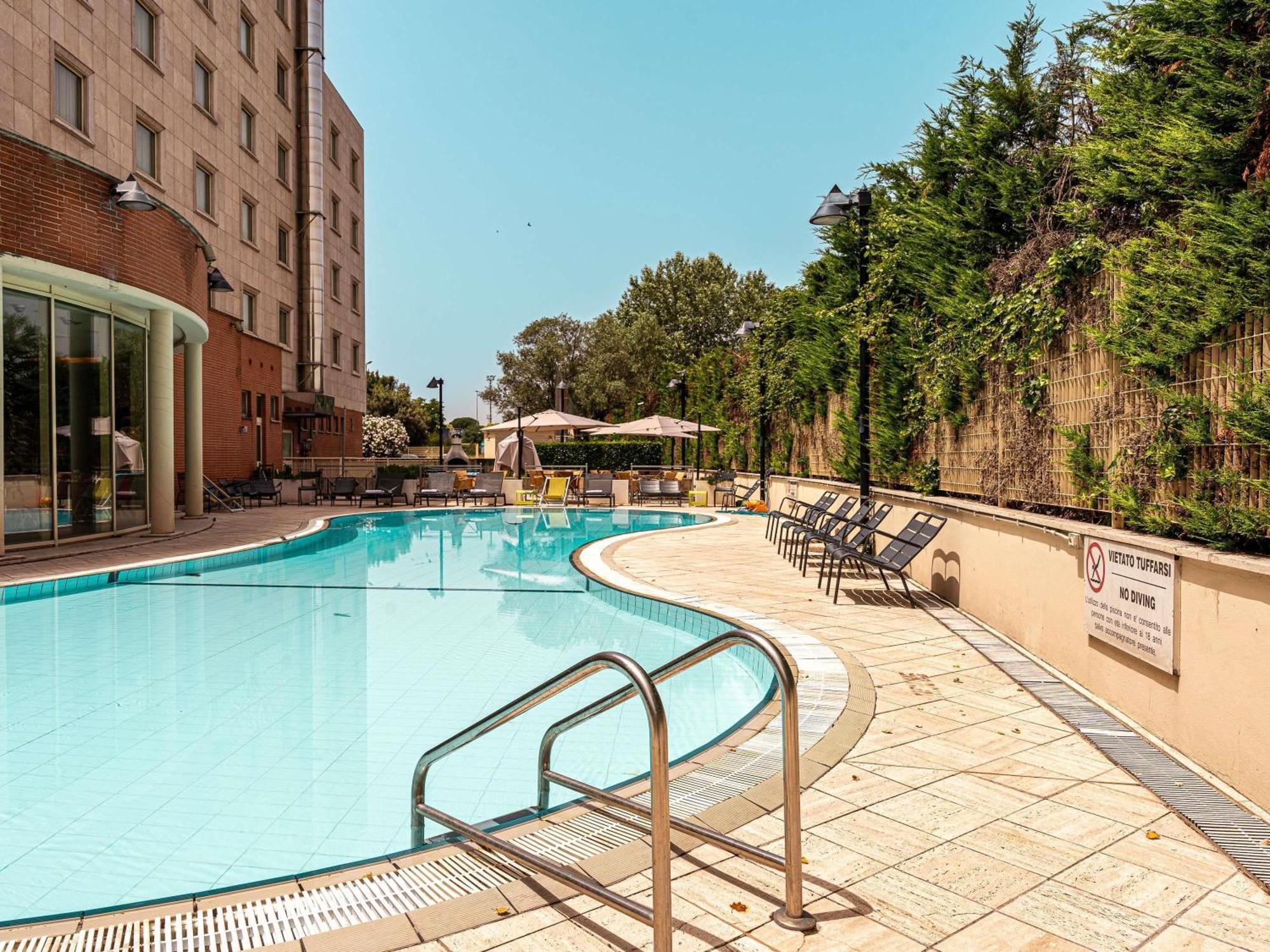 Novotel Roma Est Esterno foto
