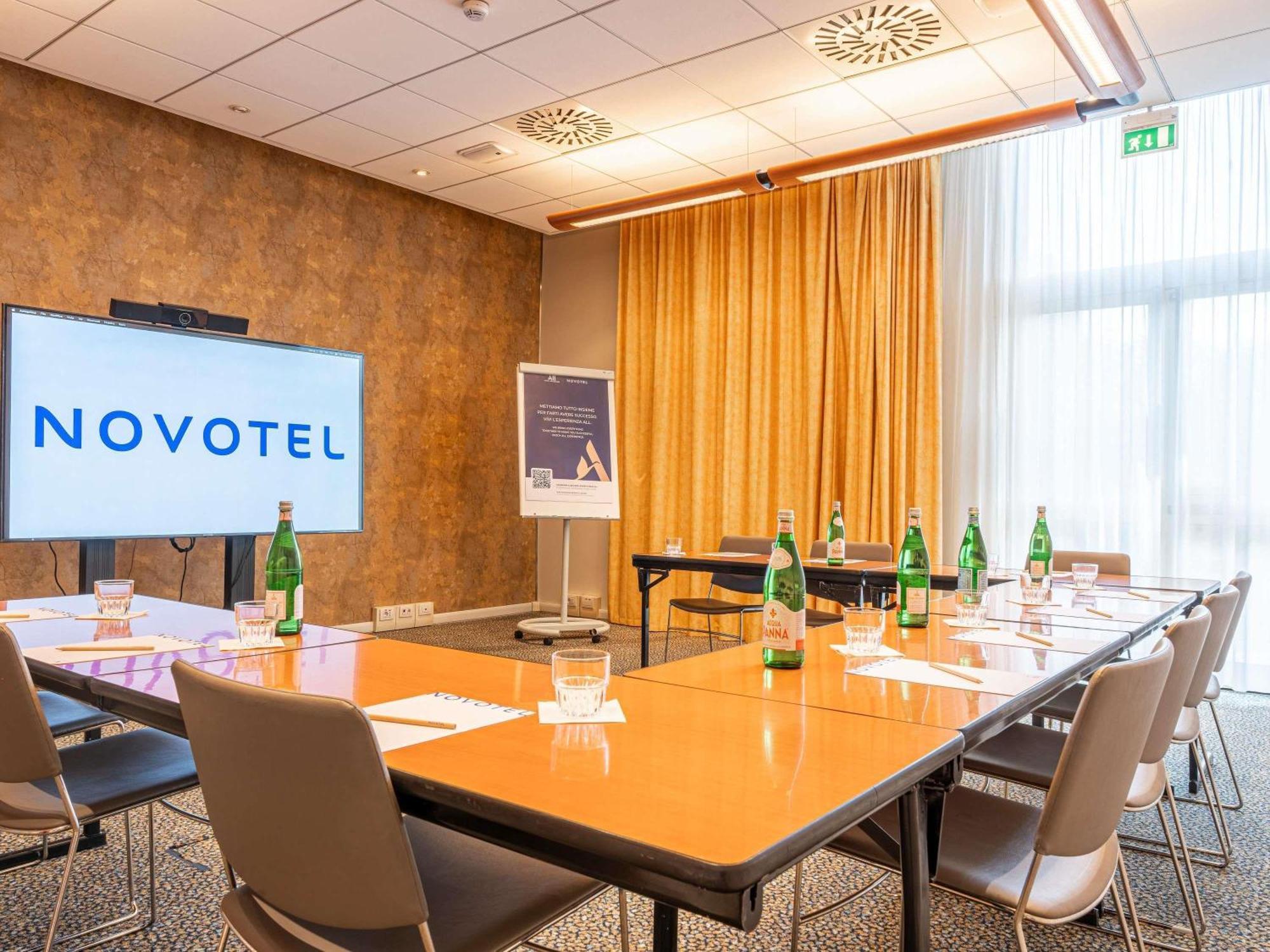 Novotel Roma Est Esterno foto