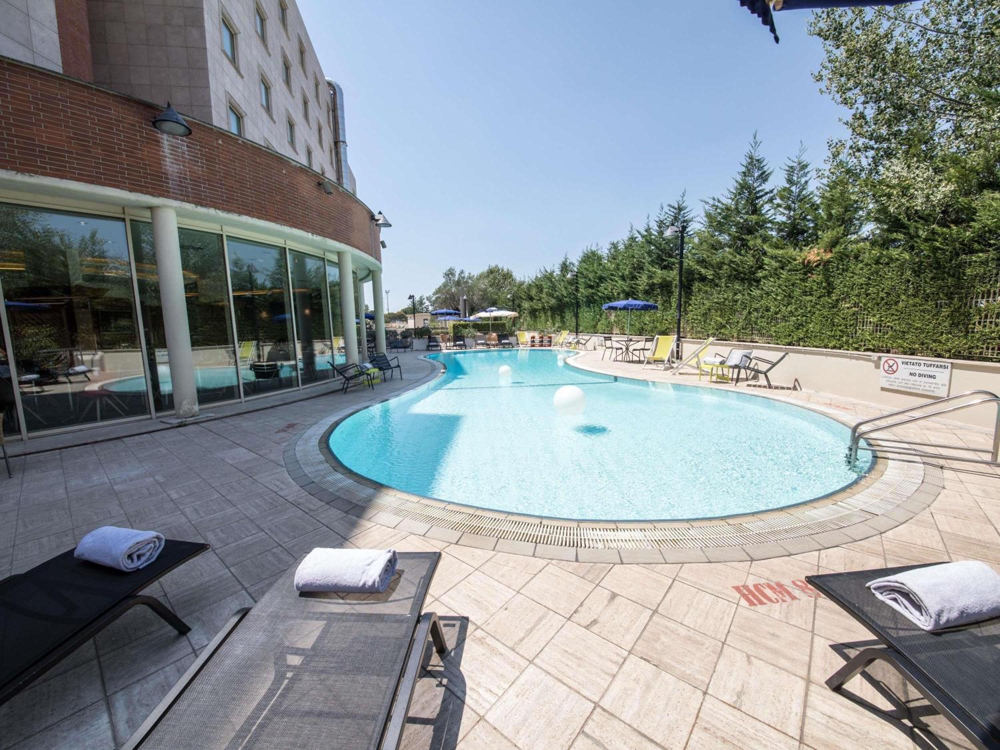 Novotel Roma Est Esterno foto